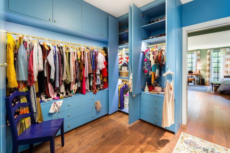 Známy šatník Carrie Bradshaw (Foto: Airbnb)