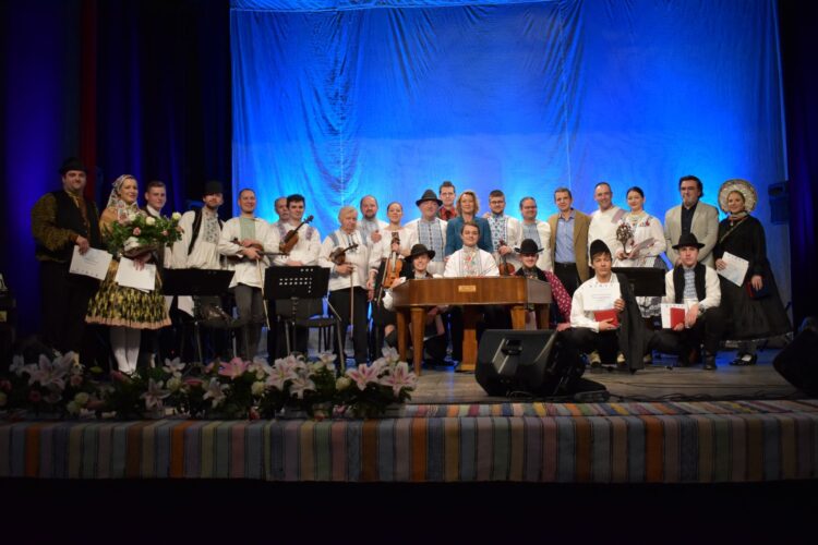 Spoločná fotografia účastníkov s orchestrom a predstaviteľmi