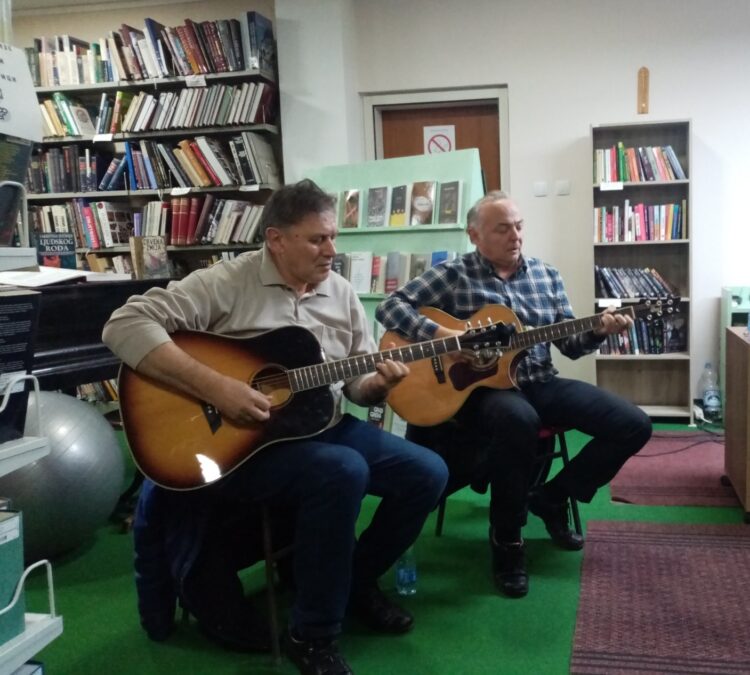 Večierok hudbou spríjemnili pazovskí gitaristi Slobodan Cvetković a Ján Čemerský Čeme