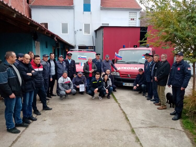 Spoločná fotografia pri Citroëne