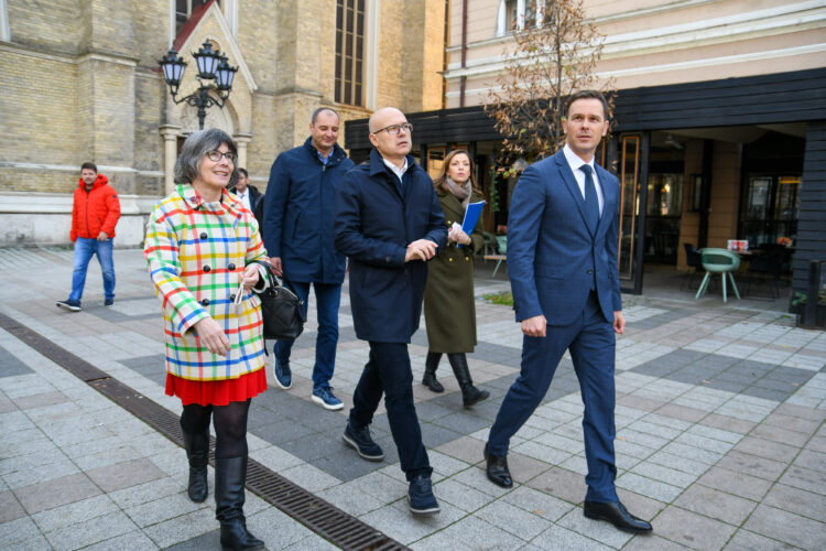 Novi Sad 12.11.2021 - Ministar finansija Sinisa Mali, gradonacelnik Novog Sada Milos Vucevic, ambasadorka Velike Britanije San Meklaud i direktorka Naleda Violeta Jovanovic prisustvovali su predstavljanju karavana podrske za digitalizaciju poslovanja Mali biznis u malom prstu. FOTO TANJUG/NENAD MIHAJLOVIC/bs