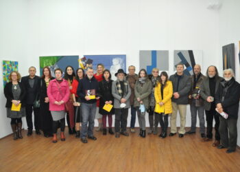 Spoločná fotografia prítomných autorov vystavujúcich na 16. Bienále slovenských výtvarníkov v Srbsku v Báčskom Petrovci