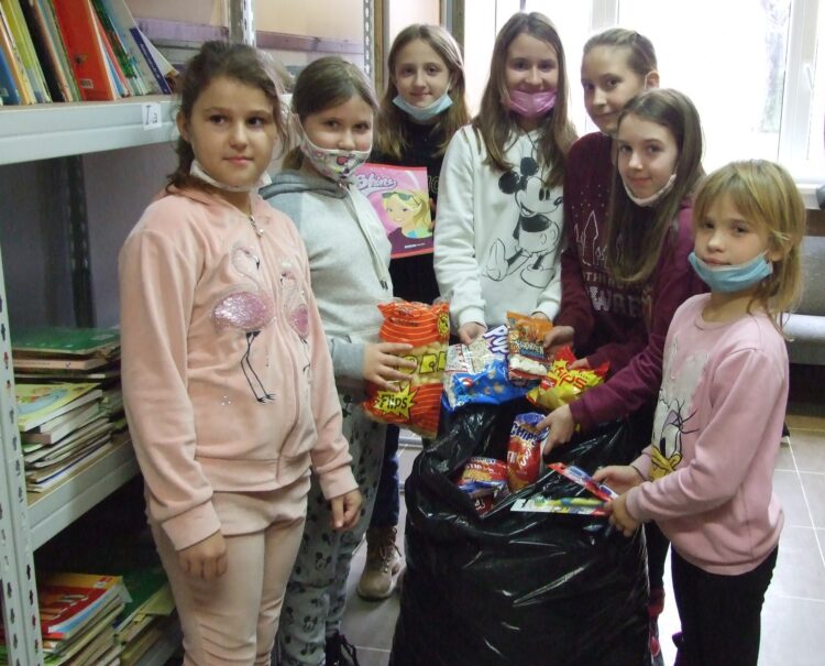 Dievčatá pomáhali  pri triedení a balení zozbieraných vecí