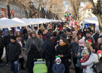 Hemženie sa návštevníkov trhov vo vianočnej uličke