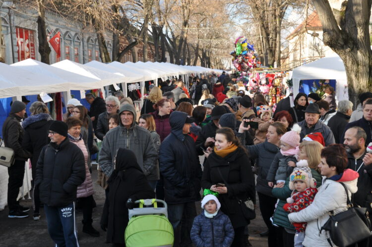 Hemženie sa návštevníkov trhov vo vianočnej uličke