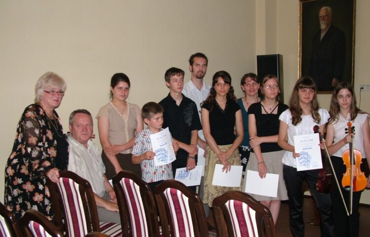 Kvetoslava Benková a časť účastníkov festivalu Jarné nôty v roku 2008