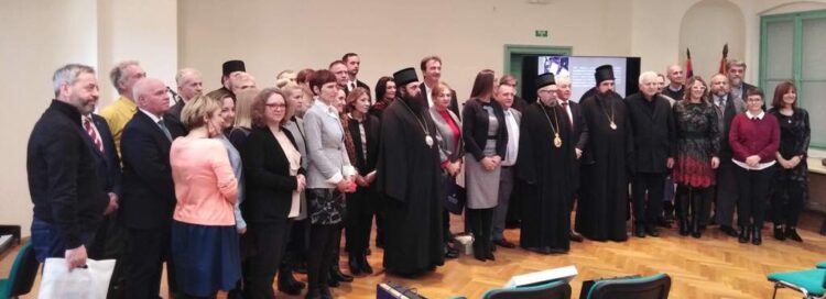 Spoločná fotografia predstaviteľov jubilujúceho ústavu a odmenených podporovateľov a spolupracovníkov (Foto: Zdeno Lončar)