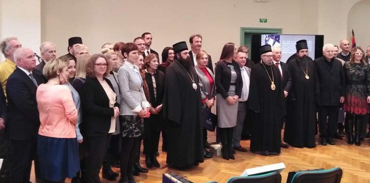 Spoločná fotografia predstaviteľov jubilujúceho ústavu a odmenených podporovateľov a spolupracovníkov (Foto: Zdeno Lončar)