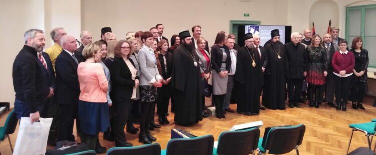 Spoločná fotografia predstaviteľov jubilujúceho ústavu a odmenených podporovateľov a spolupracovníkov (Foto: Zdeno Lončar)