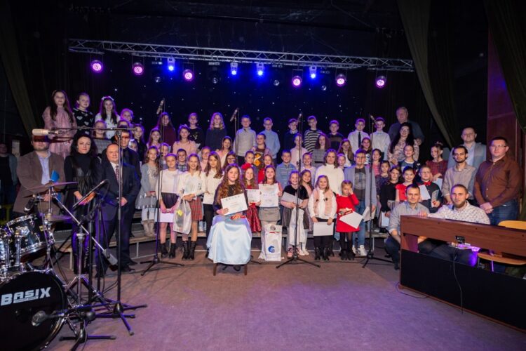 Účastníci 23. ročníka Festivalu slovenskej populárnej hudby pre deti Letí pieseň letí