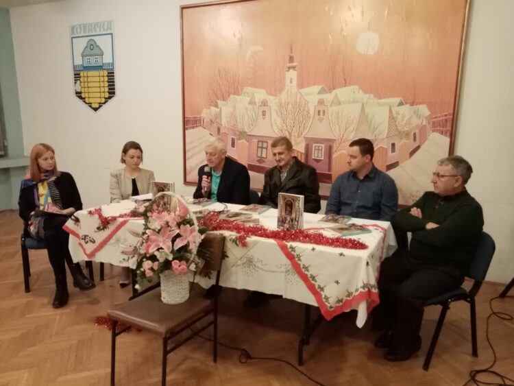 Prezentovali nové vydanie Kovačického kalendára: moderátorky Danka Svetlíková a Jarmila Paulíková, zástupca redaktora Pavel Jonáš, redaktor Pavel Matúch, Ján Dišpiter a Pavel Baláž