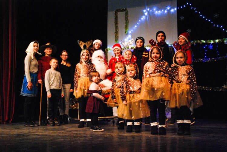 Herci detského predstavenia Loptoš a Dedko Mráz (foto: T. Kolárová)