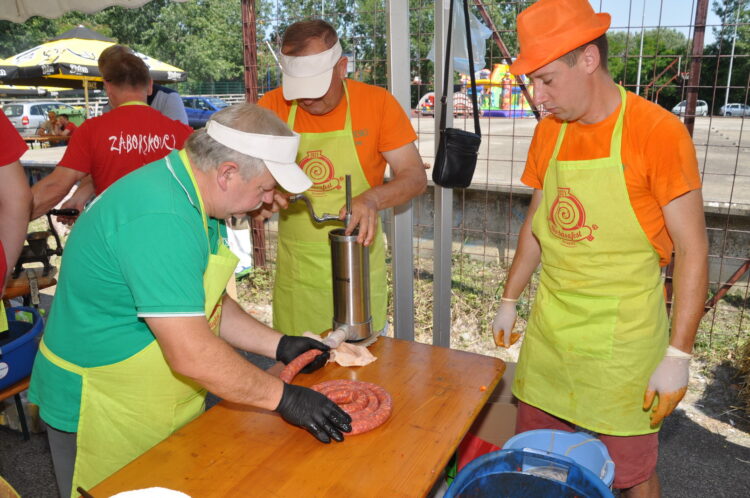 Ocenenie pre najlepšieho výrobcu čerstvej klobásy vlani získal tím Topoľkovcov z Petrovca