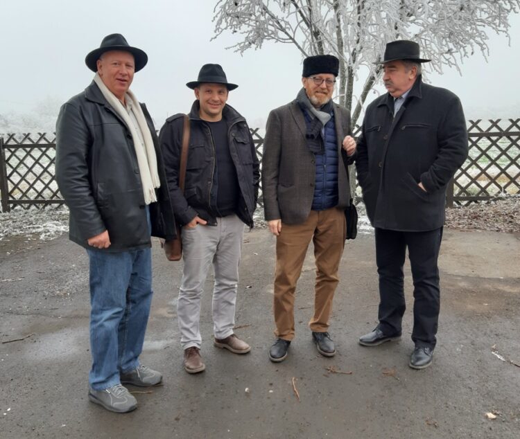 Časť Dramaturgickej rady na zasadnutí v Békešskej Čabe: (zľava) Ján Slávik, Marijan Pavlov, Vlastimil Fabišik a Andráš Častvan (foto: z archívu M. Pavlova)