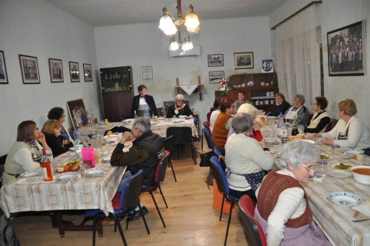 Posedenie v Spolku petrovských žien pri 20. výročí založenia SPŽ a obnovenia činnosti žien v Petrovci