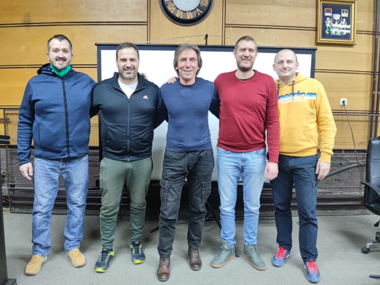 Hosť tribúny (v strede) s organizátormi podujatia (foto: z archívu spolku)