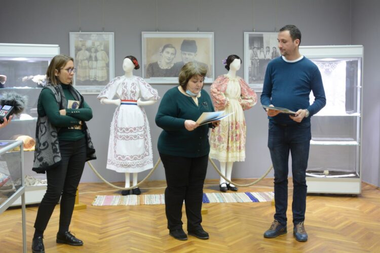 Z otvorenia výstavy: (zľava) Jelena Arsenovićová, Branislava Knjevićová a Milivoj Kovačević (Foto: z archívu Vlasteneckého múzea Ruma)