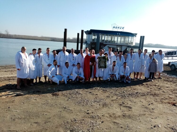 Spoločná fotografia z Bogojavljanského plávania 2022 v Starých Bánovciach