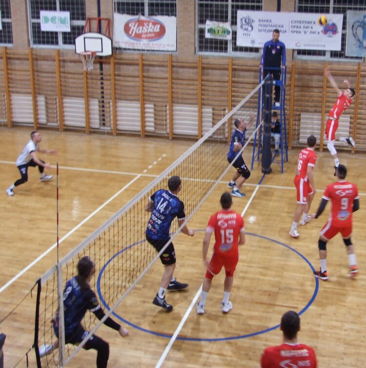 Hráči VK Vojvodina II (červené tričká) hrali na plné obrátky