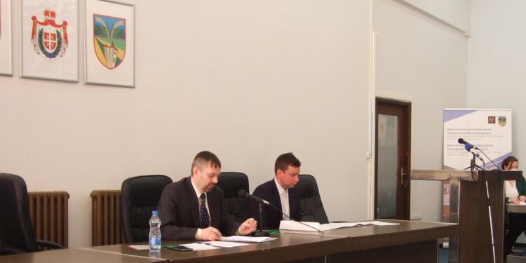Predseda Zhromaždenia obce Petrovec Ján Jovankovič (zľava) viedol zasadnutie lokálneho parlamentu