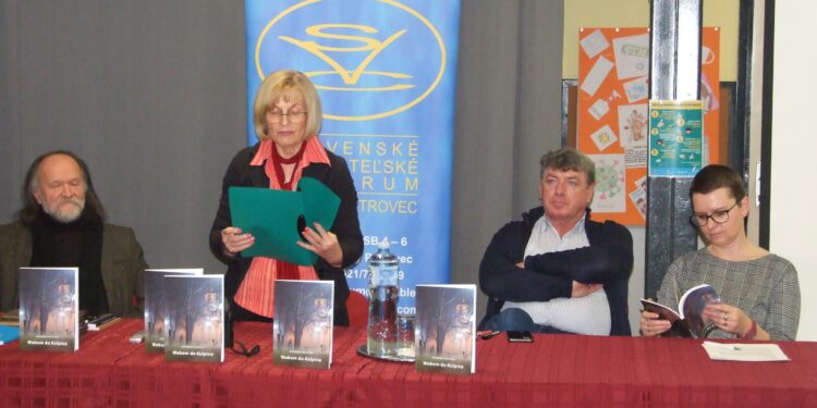 Účastníci a organizátori večierka v Kulpíne: (zľava) Vladimír Valentík, Katarína Pucovská, Pavel Gaža, Viera Dorčová-Babiaková