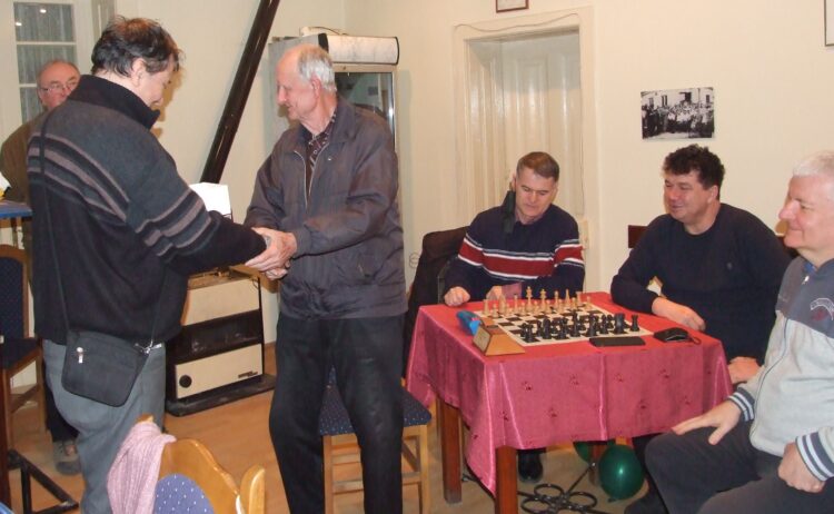 Poďakovanie a odovzdanie darčeka: terajší predseda Radoslav Kolarski (zľava) a doterajší predseda Dušan Vida