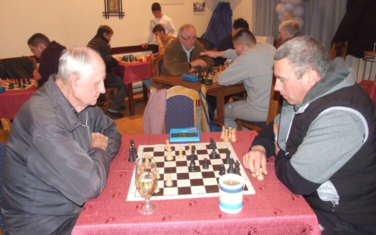 Aj báči Duško si s chuťou a zanietením zahral šach