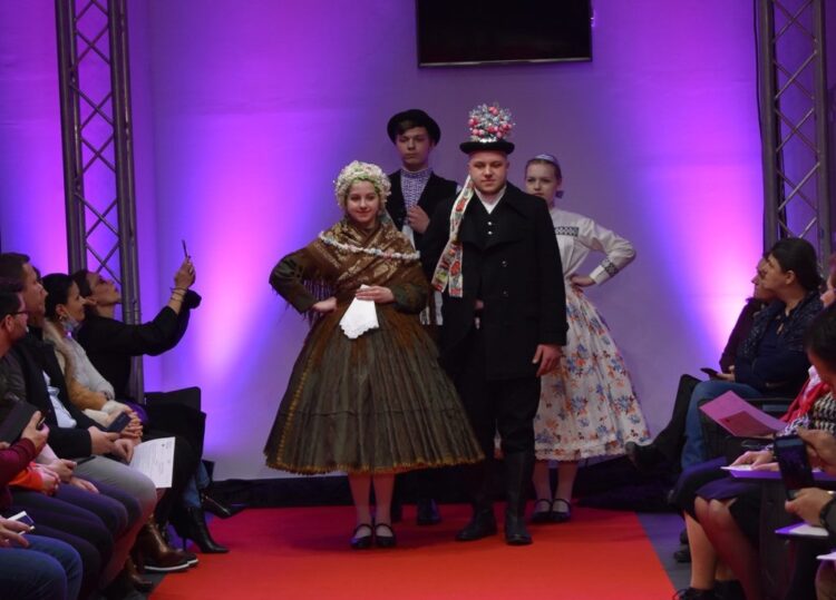 Michael a Natália Bačúrovci predstavili kroje ženícha a mladuchy