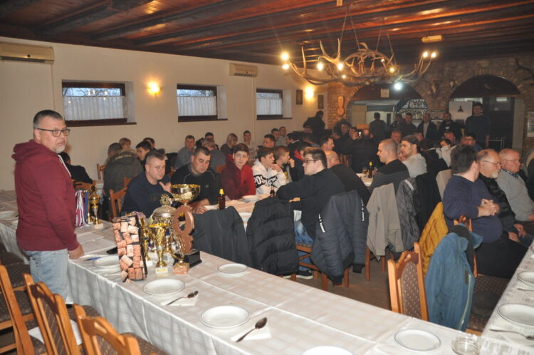 Jaroslav Diviak, doterajší predseda petrovských rybárov podal správy o vlaňajšej činnosti