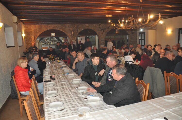 Z volebného zhromaždenia rybárov v Petrovci