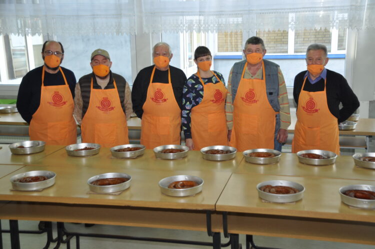 Členovia hodnotiacej komisie po fotení mali plné ústa štipľavej pochúťky