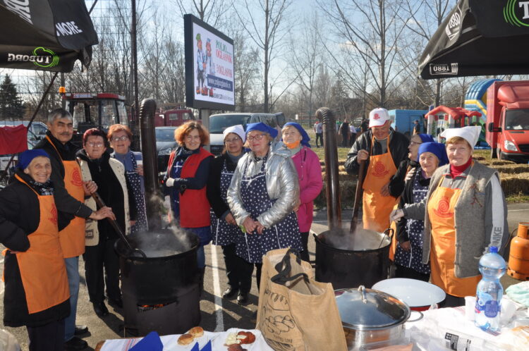 Spolok petrovských žien sa aj tohto roku podieľal pri vyprážaní škvariek