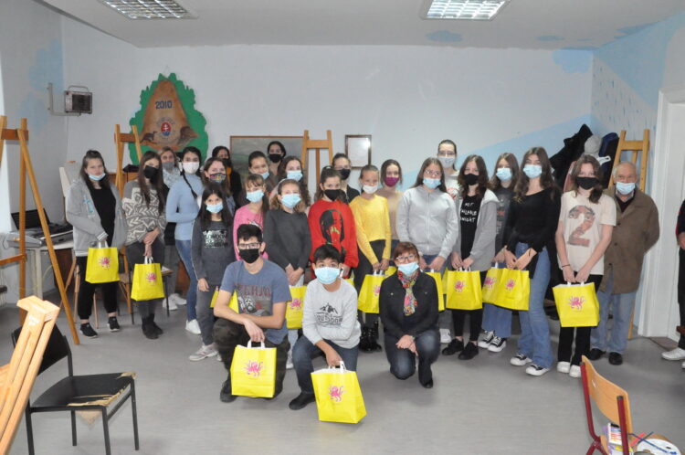 Skupina účastníkov na výtvarnom tábore pre deti 2021