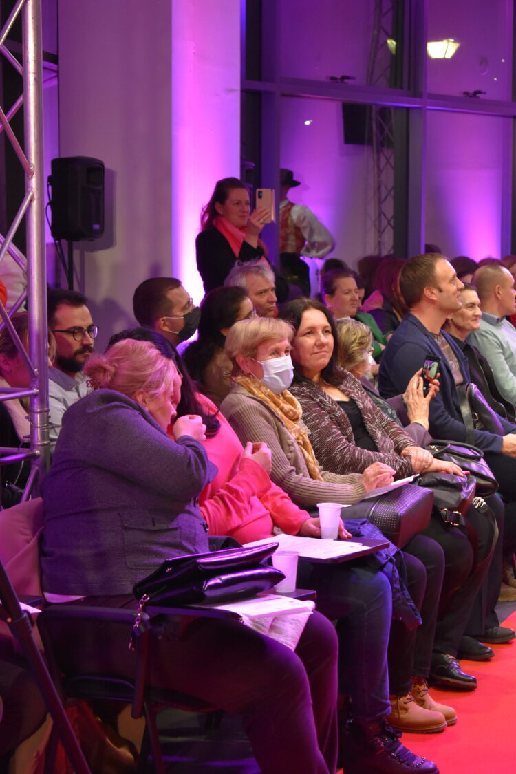 Zdenka Obšustová s členkami Spolku žien Padina v obecenstve