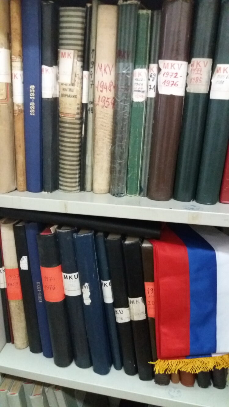 Matriky uložené v skrini v Obecnej správe Báčsky Petrovec skrývajú množstvo cenných údajov