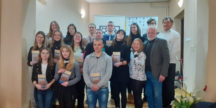 Spoločná fotografia organizátorov a recitátorov z najstaršej vekovej skupiny, ktorí sa dostali na pokrajinskú prehliadku (foto: A. Simonovićová)