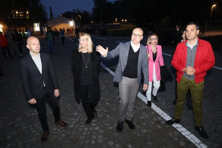 Počas obchôdzky Kreatívneho dištriktu (foto: witter.com/VucevicM)
