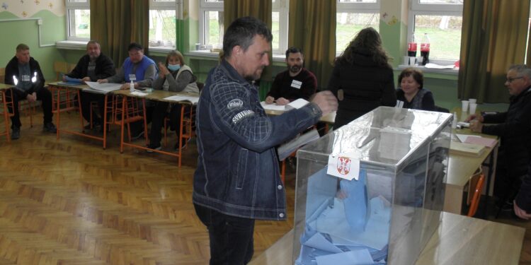 Hlasovanie v Padine (foto: S. Lenhart)