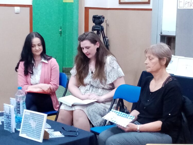Predstavili novú knihu: (zľava) moderátorka Andrea Lomenová-Sabová, autorka Elenka Ďurišová a hostka Mária Kotvášová-Jonášová