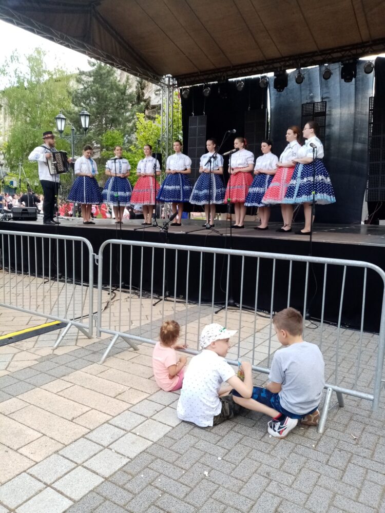 Dievčenská spevácka skupina Perla na javisku