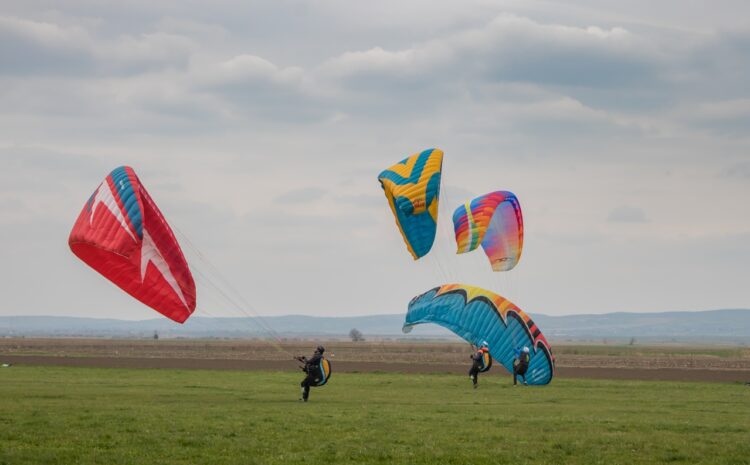 Atrakciu v paraglajdingu predstavujú aj pestrofarebné krídla
(foto: zo súkromného archívu)