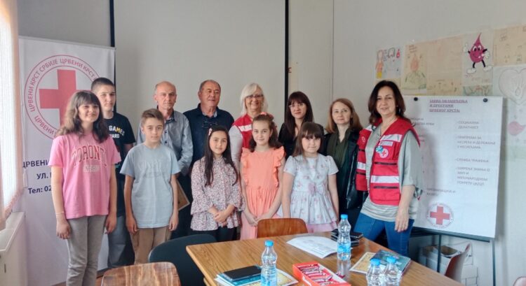 Spoločná fotografia odmenených žiakov a zamestnancov Červeného kríža Stará Pazova