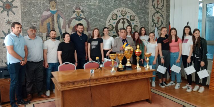 Predseda Đorđe Radinović so zlatými volejbalistkami Omladinca a predstaviteľmi tohto klubu