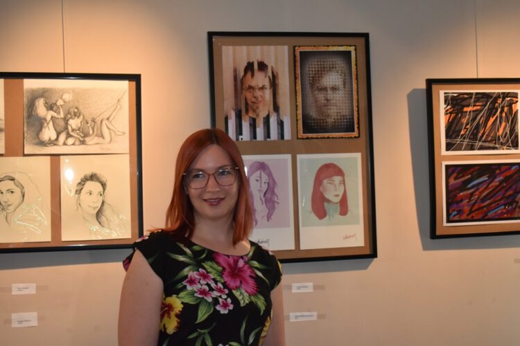 Andrea Merníková-Šimonová pri svojich prácach