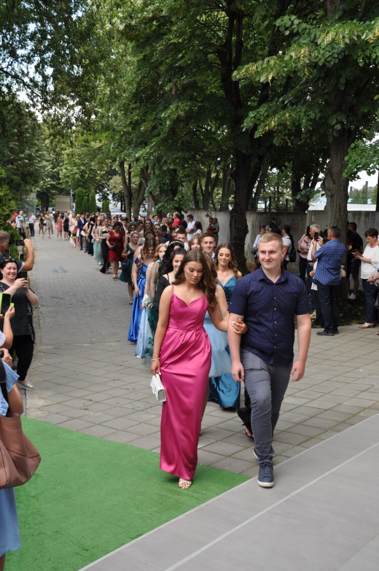 Zástup maturantov smeruje do siene