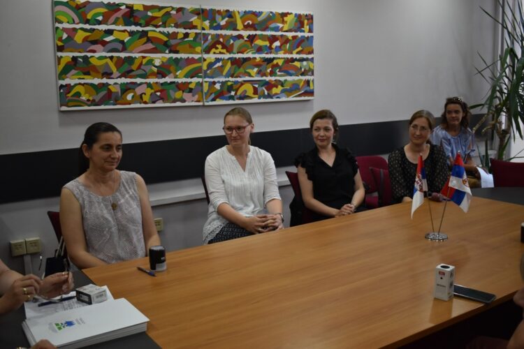 Predstaviteľky škôl a združení, ktoré dostali prostriedky