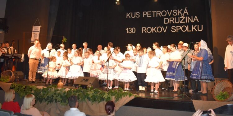A na záver poďme si všetci spolu zaspievať. Tú Petrovskú.