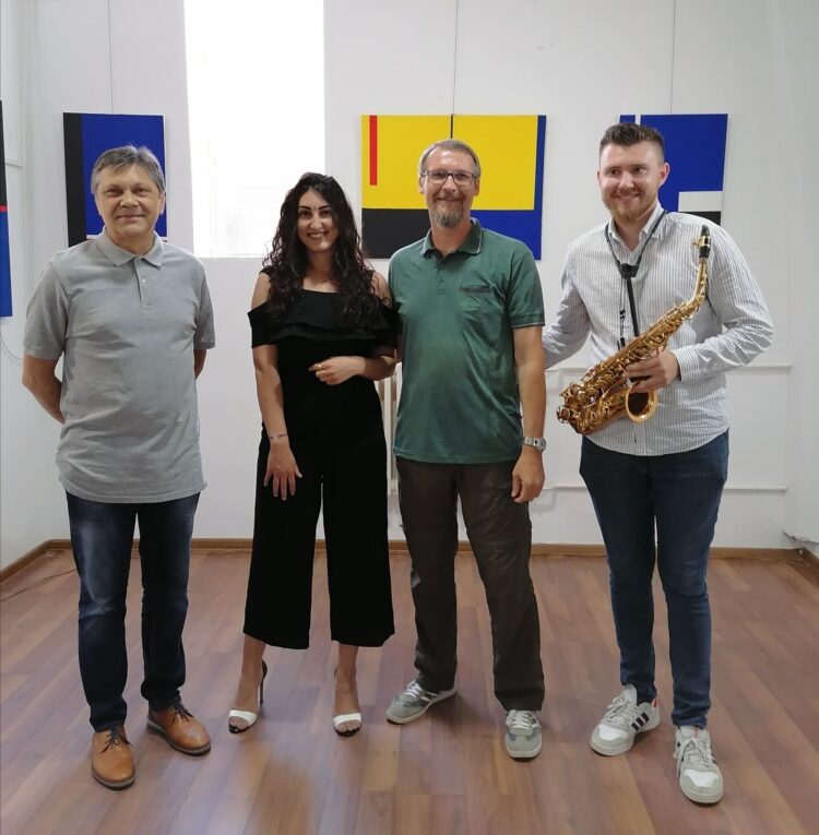 Akademickí maliari zo Starej Pazovy s Milicou Nikolčićovou a Filipom Jovićom Vujakovićom (foto: z archívu umelcov)