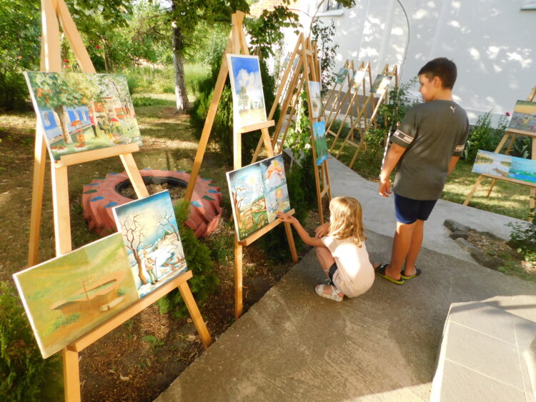 Výstava obrazov v kostolnej záhrade