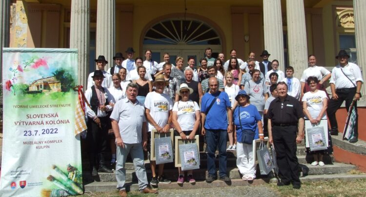 Na pamiatku spoločná fotka: účastníci výtvarného tábora a kulpínski spolkári